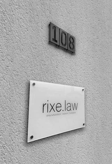 rixe.law - Schild an Hauswand